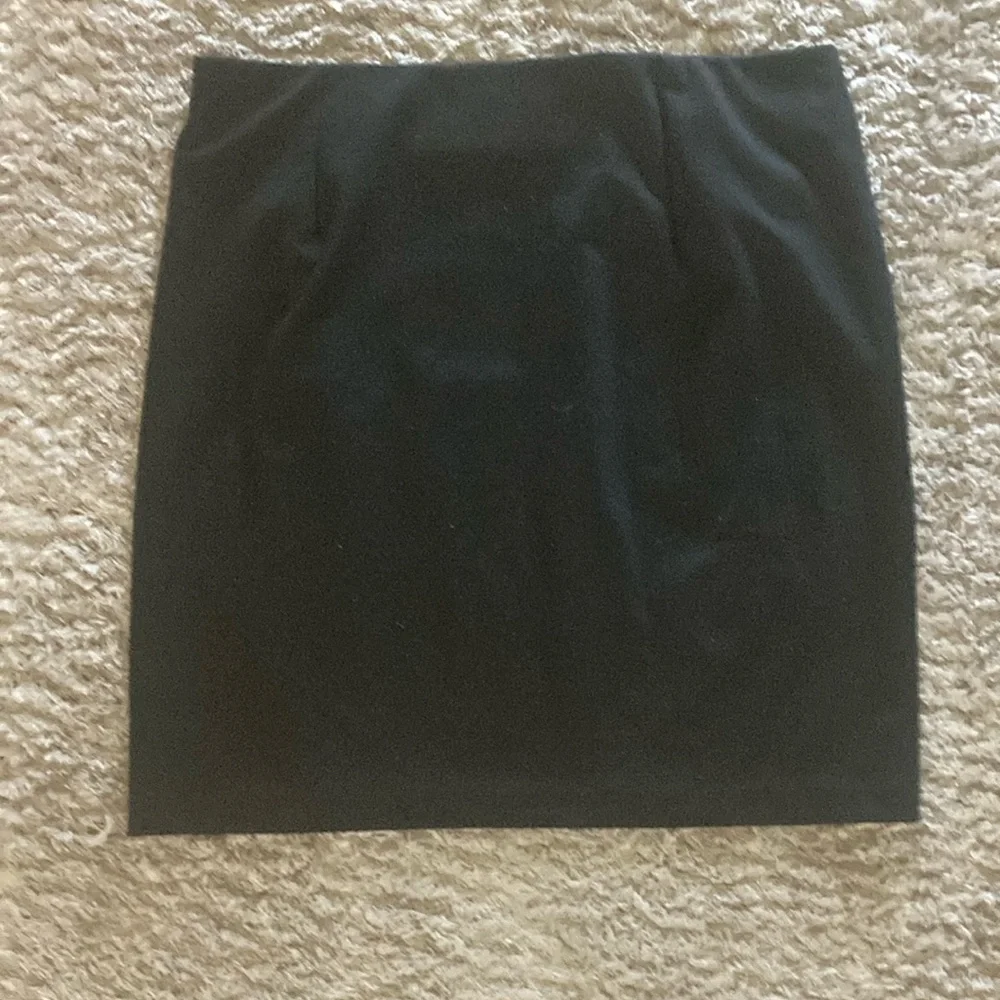 Grey and black skirt - Picture 3 of 3